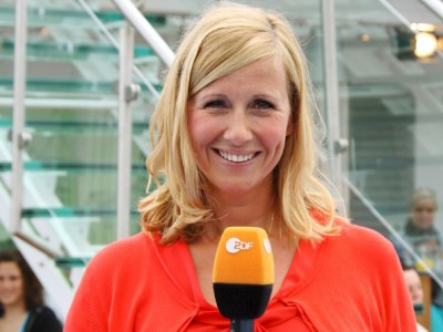 Andrea Kiewel: Die schönsten Outfits der „ZDF-Fernsehgarten“-Moderatorin