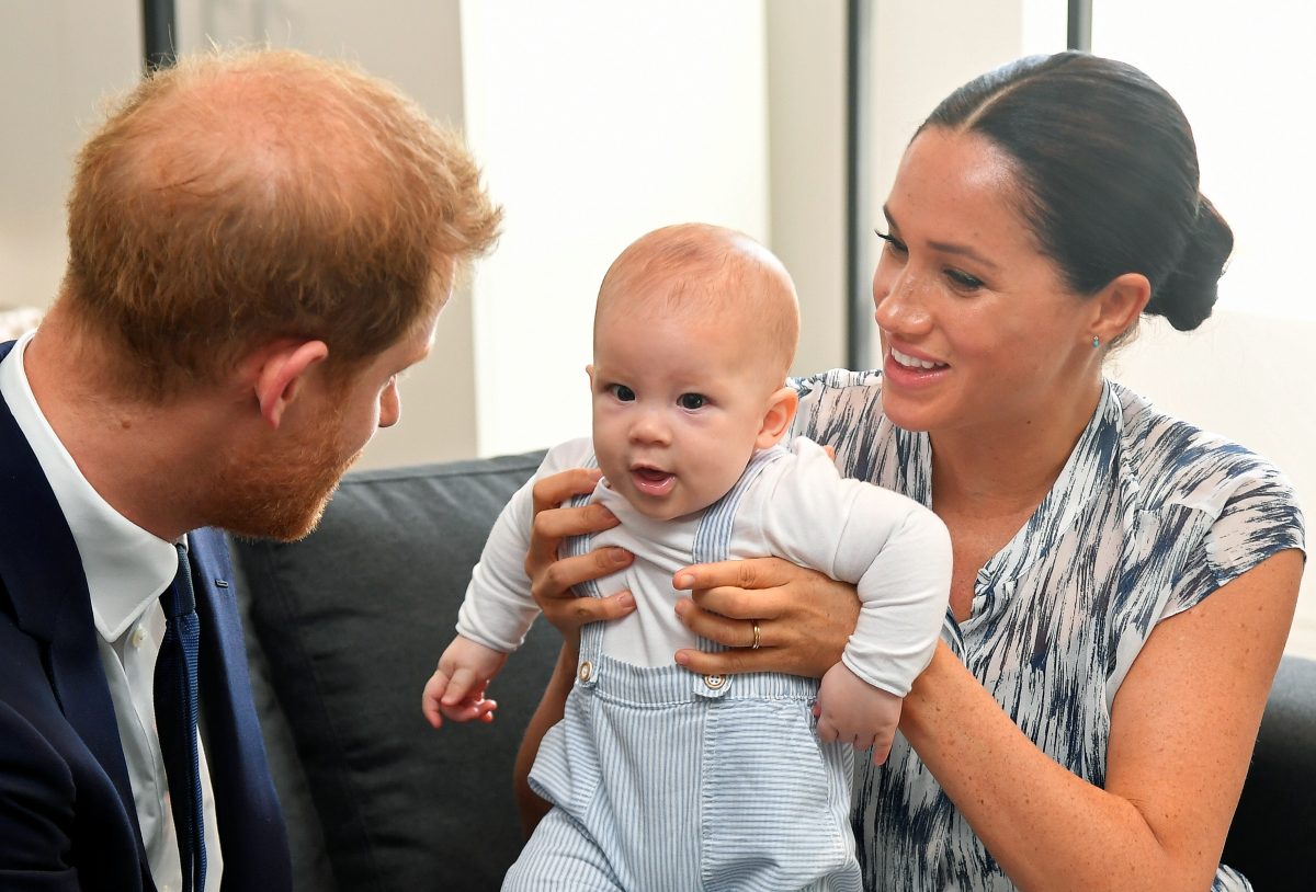 Prinz Harry und Meghan Markle entschieden sich für ein Leben fernab der Royals. Warum die Kinder dadurch ein tragisches Schicksal erleiden...