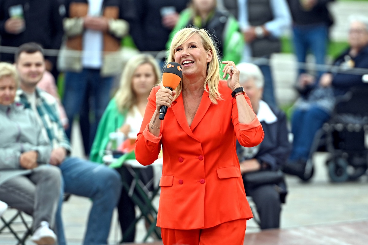 ZDF - Fernsehgarten. Moderatorin Andrea Kiwi Kiewel w‰hrend der ZDF - Unterhaltungsshow Fernsehgarten am 02.06.2024 in Mainz. 20240602MWI143037 *** ZDF Fernsehgarten presenter Andrea Kiwi Kiewel during the ZDF entertainment show Fernsehgarten on 02 06 2024 in Mainz 20240602MWI143037