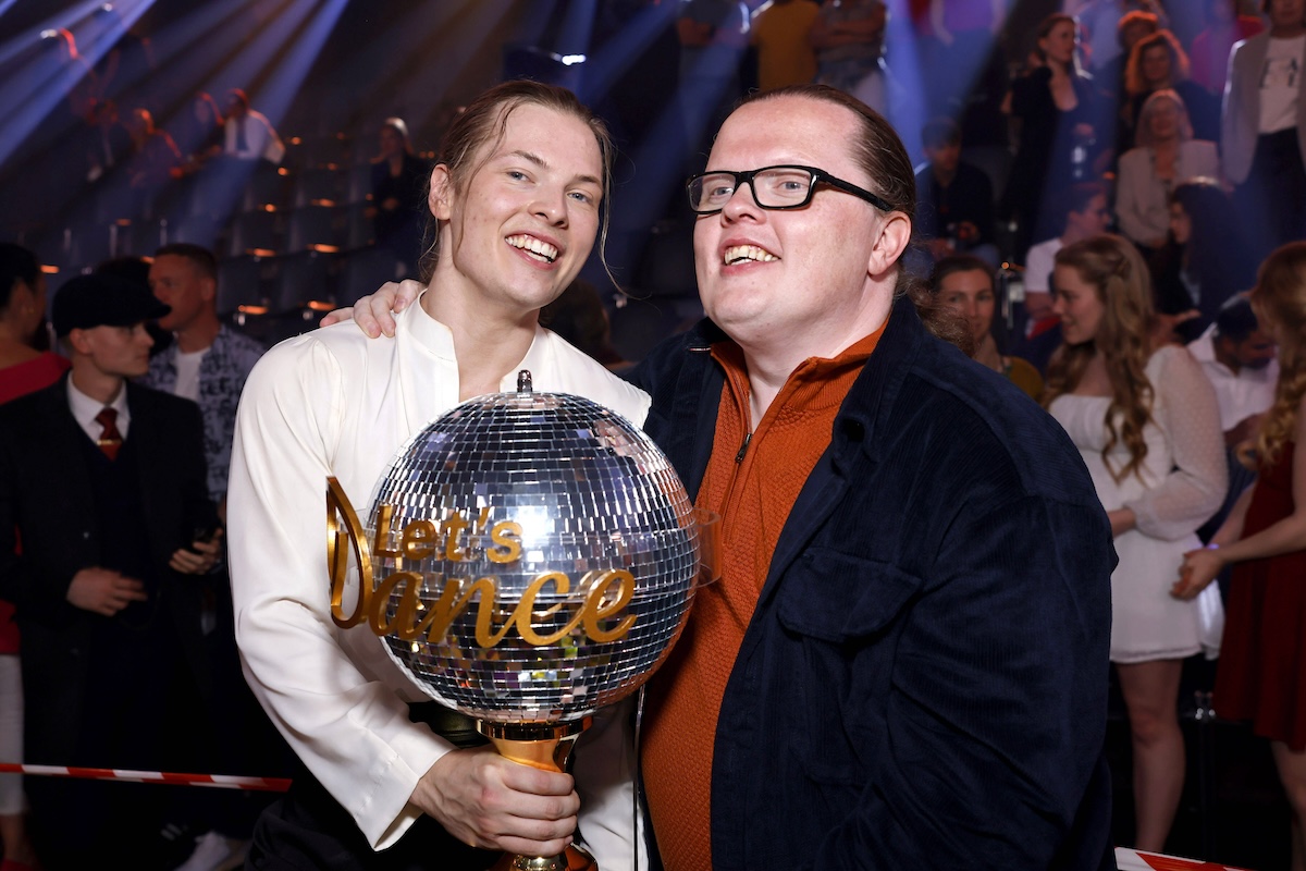 S‰nger Gabriel Kelly und sein Vater Angelo Kelly posieren im Finale der 17. Staffel der RTL-Tanzshow Let s Dance im Coloneum. Kˆln, 24.05.2024 NRW Deutschland *** Singer Gabriel Kelly and his father Angelo Kelly pose in the final of the 17th season of the RTL dance show Let s Dance at the Coloneum Cologne, 24 05 2024 NRW Germany Copyright: xChristophxHardtx