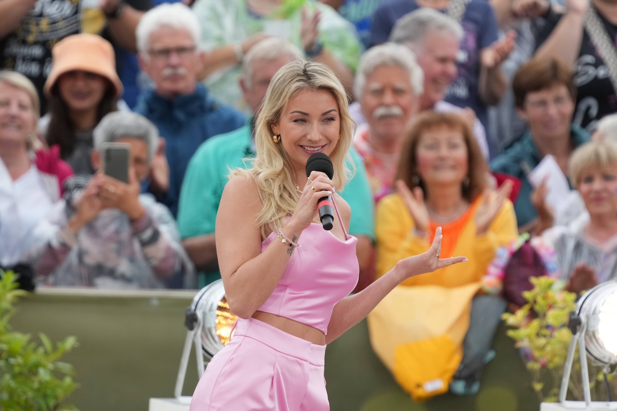 ZDF - Fernsehgarten. Anna-Carina Woitschack in der Unterhaltungsshow ZDF Fernsehgarten am 30.06.2024 in Mainz. Mainz ZDF - Fernsehgarten Rheinland-Pfalz *** ZDF Fernsehgarten Anna Carina Woitschack in the entertainment show ZDF Fernsehgarten on 30 06 2024 in Mainz Mainz ZDF Fernsehgarten Rheinland Pfalz