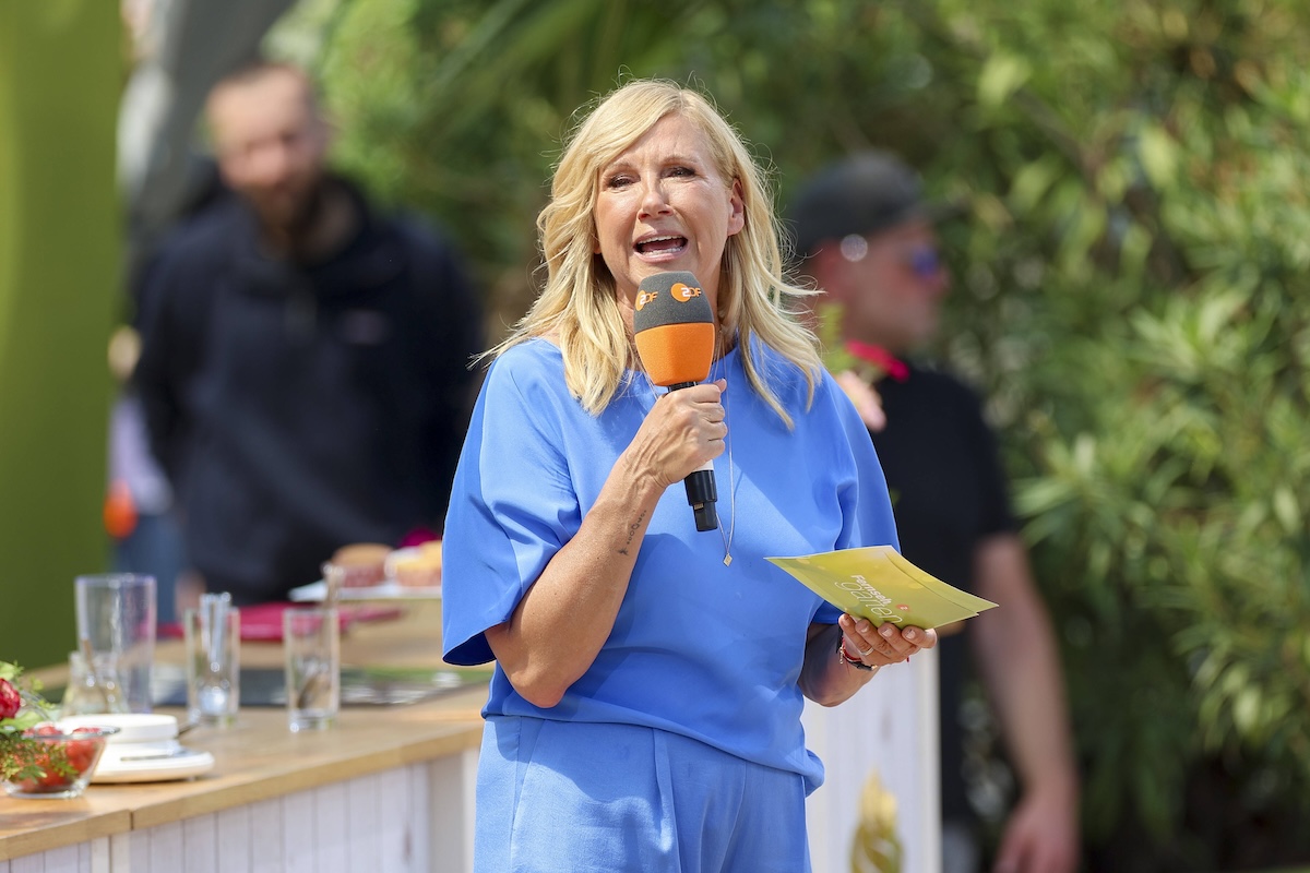 Moderatorin Andrea Kiewel ZDF steht auf der Buehne, , ZDF-Fernsehgarten, Sendezentrum Lerchenberg, 12.05.2024, Mainz, Deutschland. *** Presenter Andrea Kiewel ZDF is on stage, , ZDF Fernsehgarten, Broadcasting Center Lerchenberg, 12 05 2024, Mainz, Germany