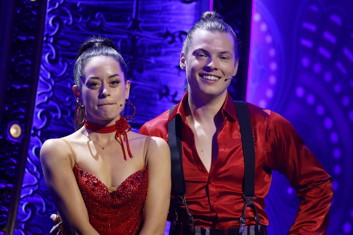 S‰nger Gabriel Kelly und T‰nzerin Malika Dzumaev in der zehnten Live-Show bei der 17. Staffel der RTL-Tanzshow Let s Dance in den Kulissen des Musical Moulin Rouge im Musical Dome. Kˆln, 10.05.2024 NRW Deutschland *** Singer Gabriel Kelly and dancer Malika Dzumaev in the tenth live show of the 17th season of the RTL dance show Let s Dance on the set of the musical Moulin Rouge in the Musical Dome Cologne, 10 05 2024 NRW Germany Copyright: xChristophxHardtx