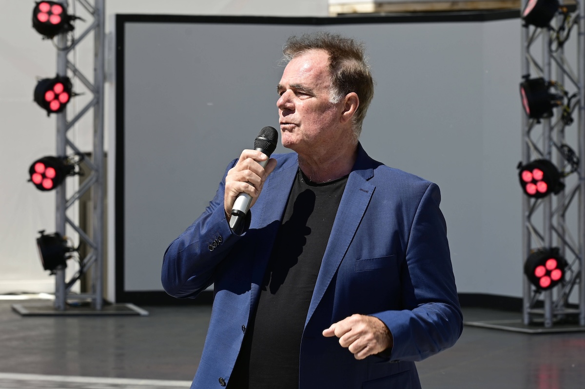 Hein Simons bei der Sommergarten-Show auf der Freilichtb¸hne im Stadtpark. Beelitz, 12.05.2024 *** Hein Simons at the Sommergarten Show on the open-air stage in Beelitz town park, 12 05 2024 Foto:xM.xWehnertx/xFuturexImagex sommergarten_4560