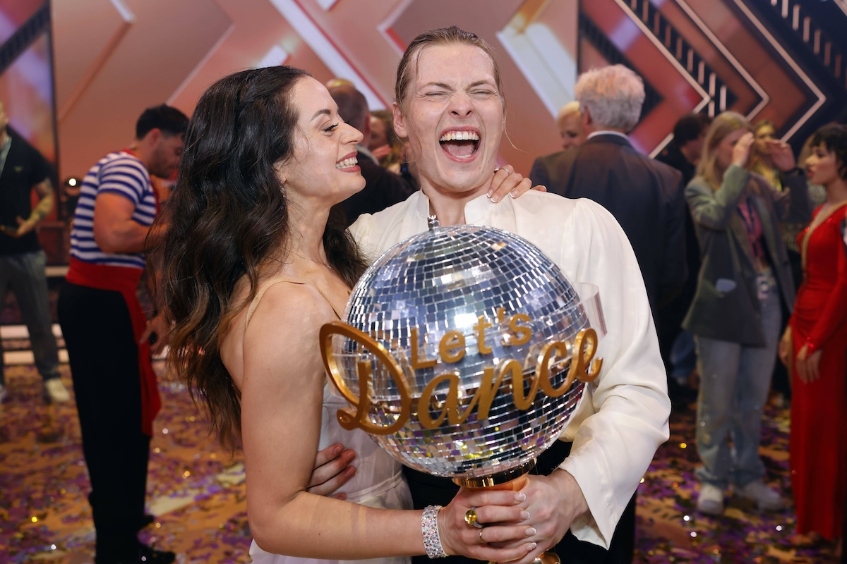 S‰nger Gabriel Kelly und T‰nzerin Malika Dzumaev haben im Finale der 17. Staffel der RTL-Tanzshow Let s Dance im Coloneum gewonnen und posieren mit dem Pokal als Tr‰ger des Titel Dancing Star 2024 . Kˆln, 24.05.2024 NRW Deutschland *** Singer Gabriel Kelly and dancer Malika Dzumaev won the final of the 17th season of the RTL dance show Let s Dance in the Coloneum and pose with the trophy as holders of the title Dancing Star 2024 Cologne, 24 05 2024 NRW Germany Copyright: xChristophxHardtx