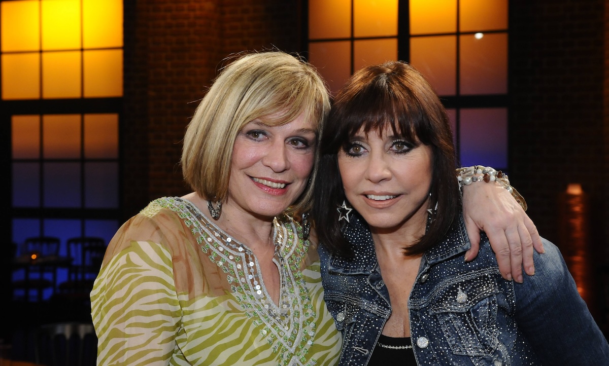 Die S‰ngerinnen Mary Roos (l-r) und ihre 5 jahre j¸ngere Schwester Tina York zu Gast in der WDR Talkshow Kˆlner Treff am 25.11.2011 in Kˆln *** The singers Mary Roos l r and 5 years younger sister Tina York to guest in the WDR talk show Kˆlner treff on 25 11 2011 in Cologne