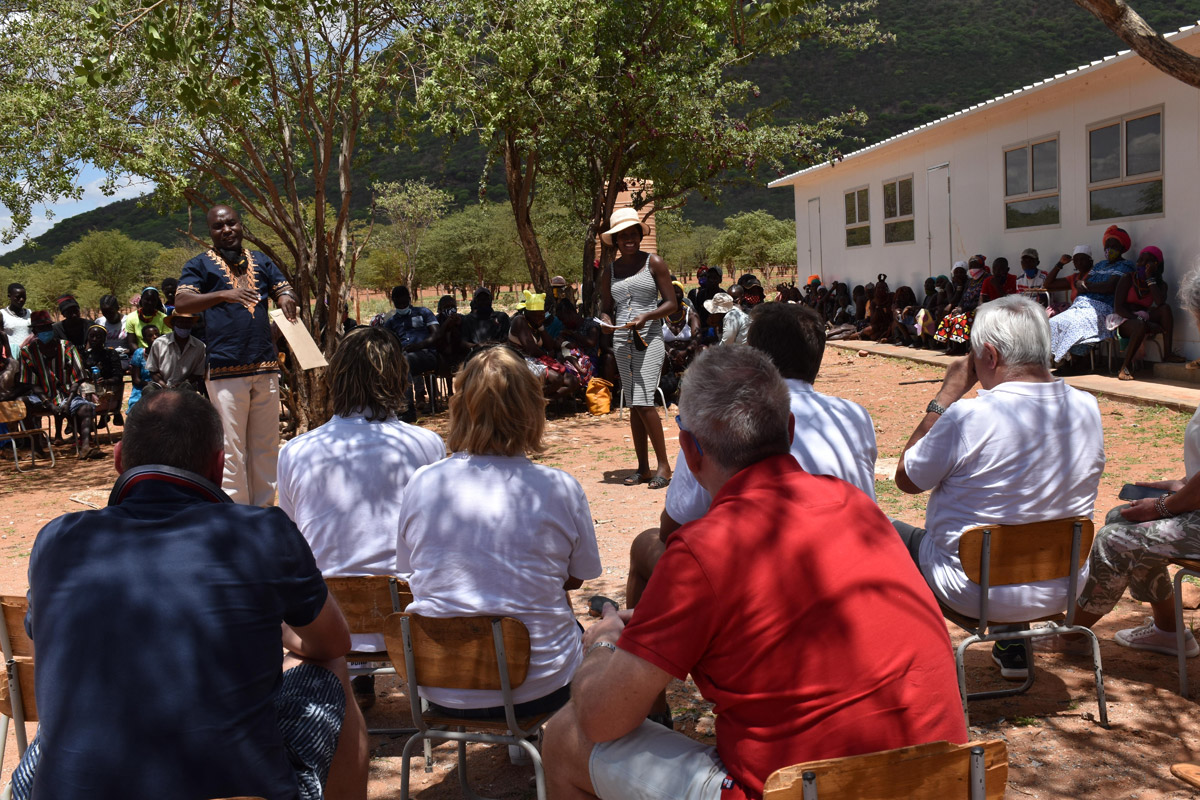 Peter Wackel & Mickie Krause bei einer Schuleröffnung in Namibia