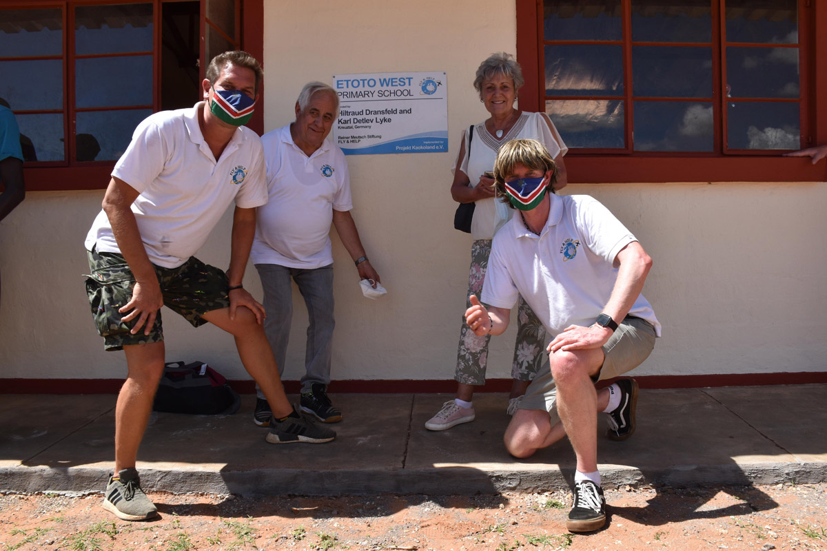 Peter Wackel & Mickie Krause bei einer Schuleröffnung in Namibia