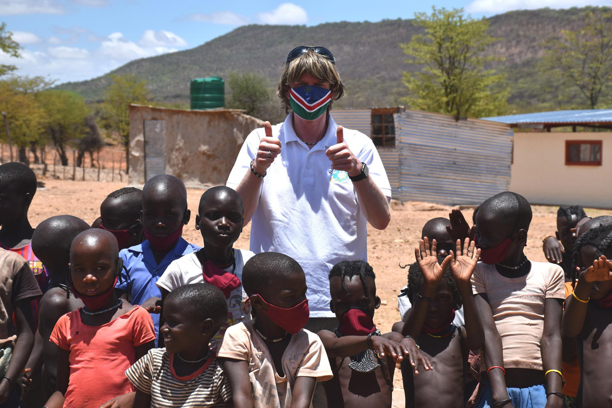 Mickie Krause bei einer Schuleröffnung in Namibia