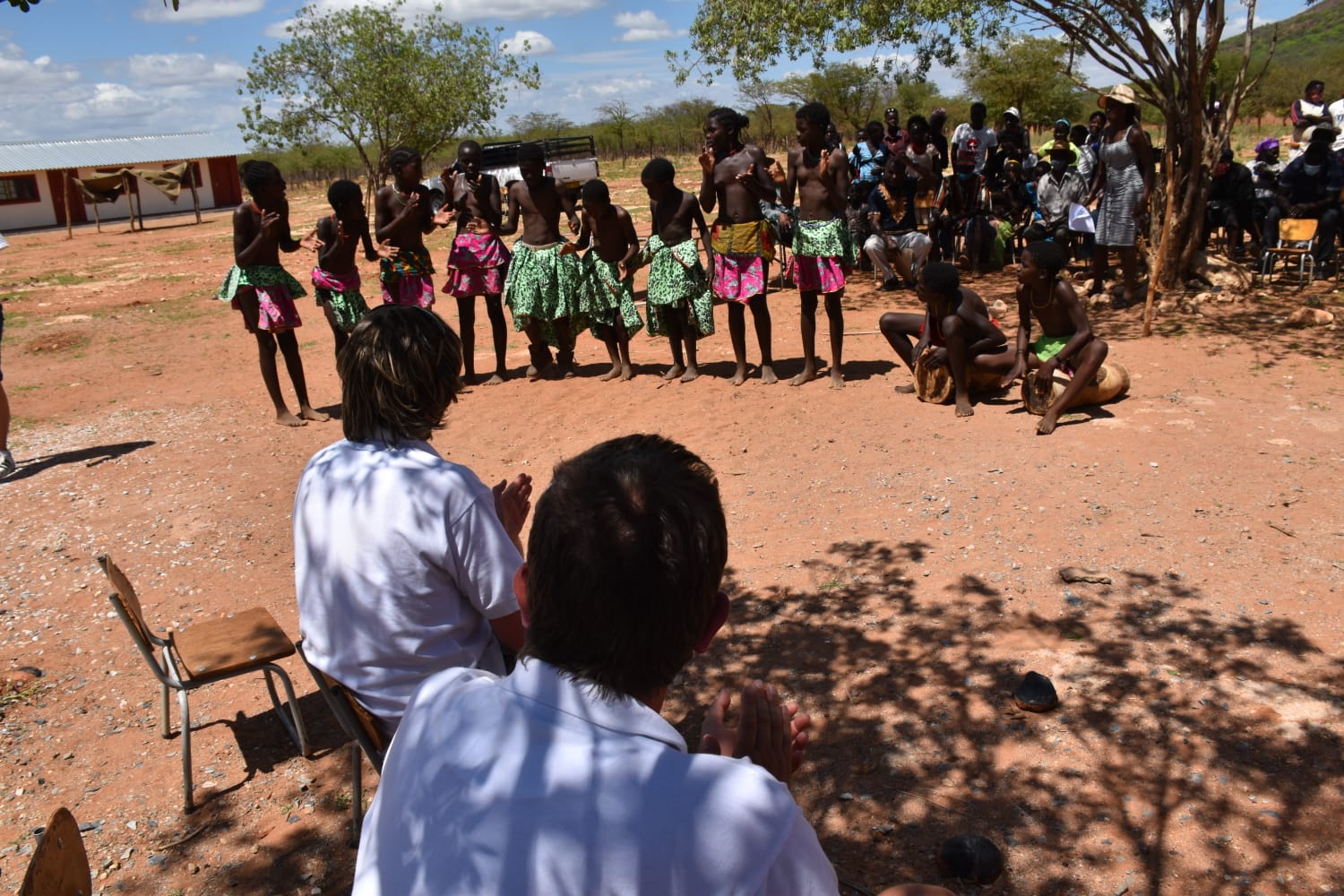 Peter Wackel & Mickie Krause bei einer Schuleröffnung in Namibia