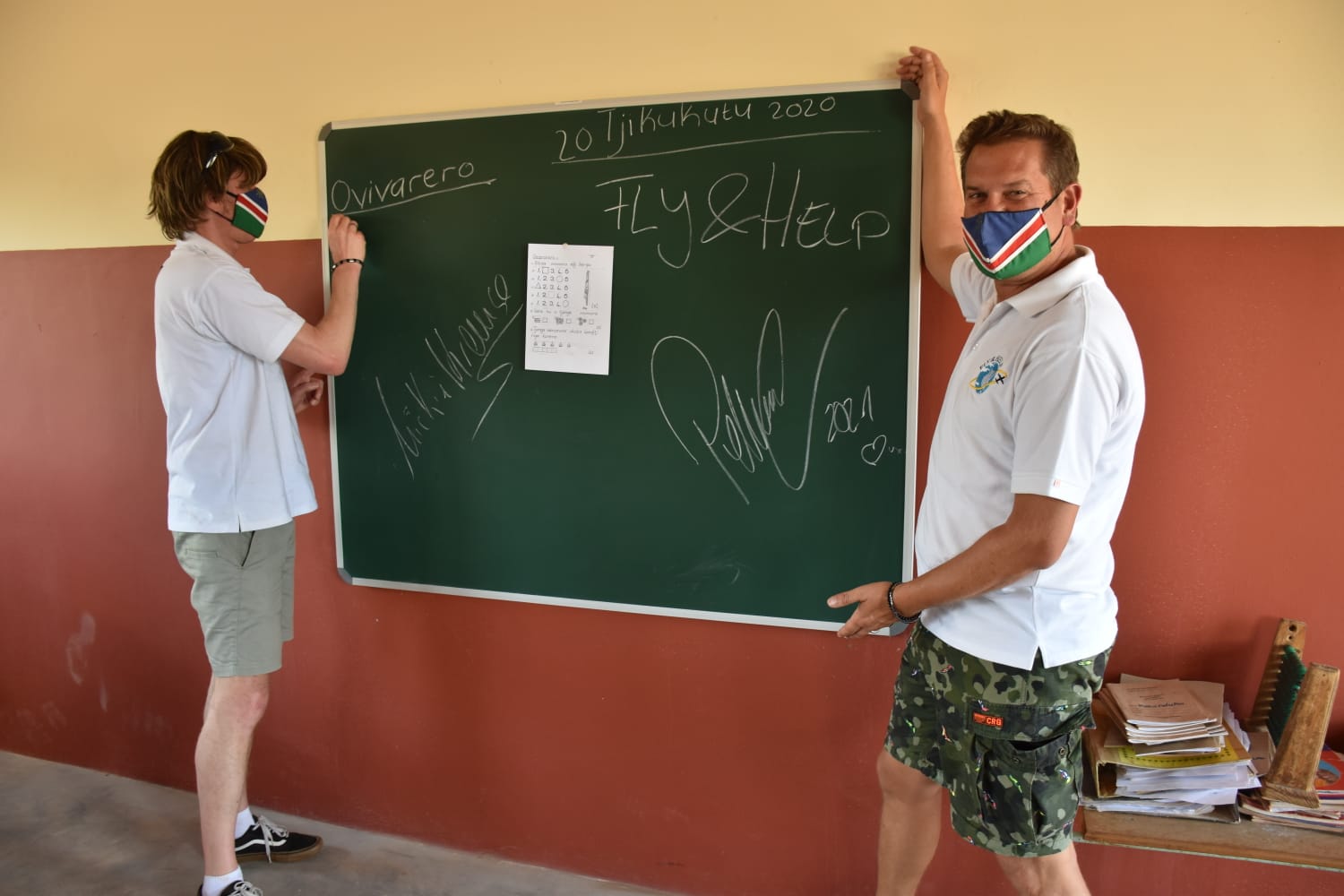 Peter Wackel & Mickie Krause bei einer Schuleröffnung in Namibia