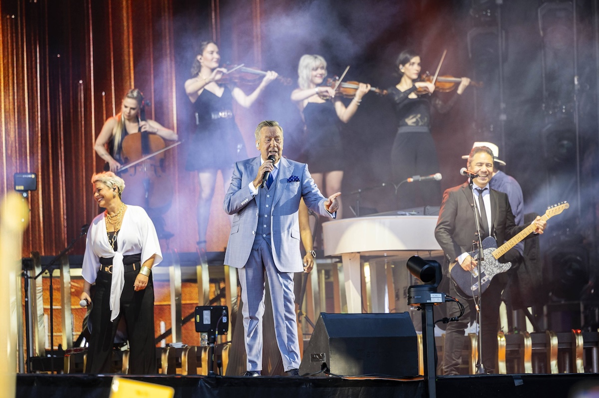 Roland Kaiser live bei einem Konzert seiner Tour 50 Jahre - 50 Hits - Die groﬂe Tournee zum 50. B¸hnenjubil‰um auf dem Domplatz. Erfurt, 28.06.2024 *** Roland Kaiser live at a concert of his tour 50 Jahre 50 Hits Die groﬂe Tournee zum 50 B¸hnenjubil‰ume auf dem Domplatz Erfurt, 28 06 2024 Foto:xM.xKremerx/xFuturexImagex kaiser_erfurt_4642