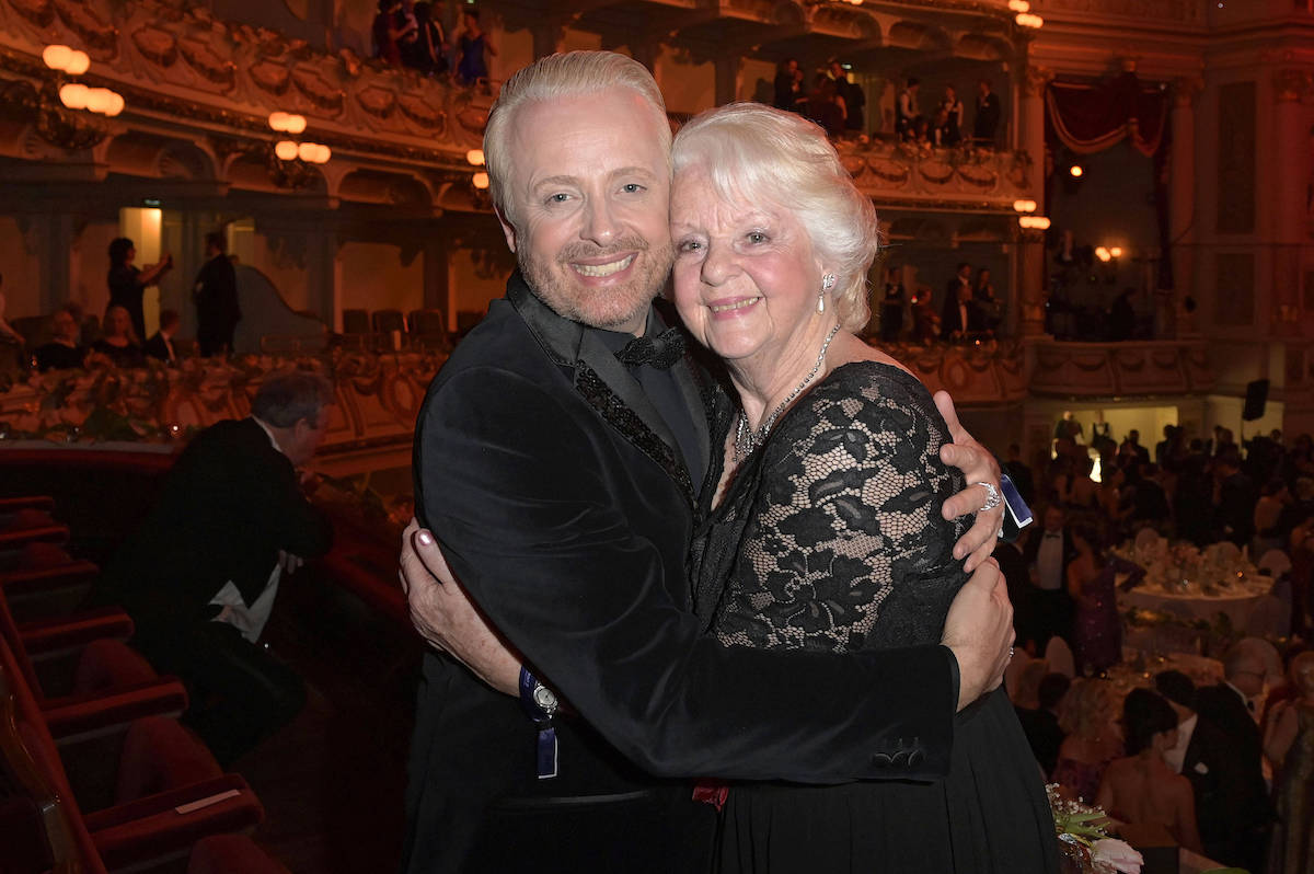 Ross Antony mit Mutter Vivien Catterall beim 16. SemperOpernball 2024 in der Semper Oper. Dresden, 23.02.2024 *** Ross Antony with mother Vivien Catterall at the 16 SemperOperaball 2024 at the Semper Opera Dresden, 23 02 2024 Foto:xF.xKernx/xFuturexImagex semperopernball_4303