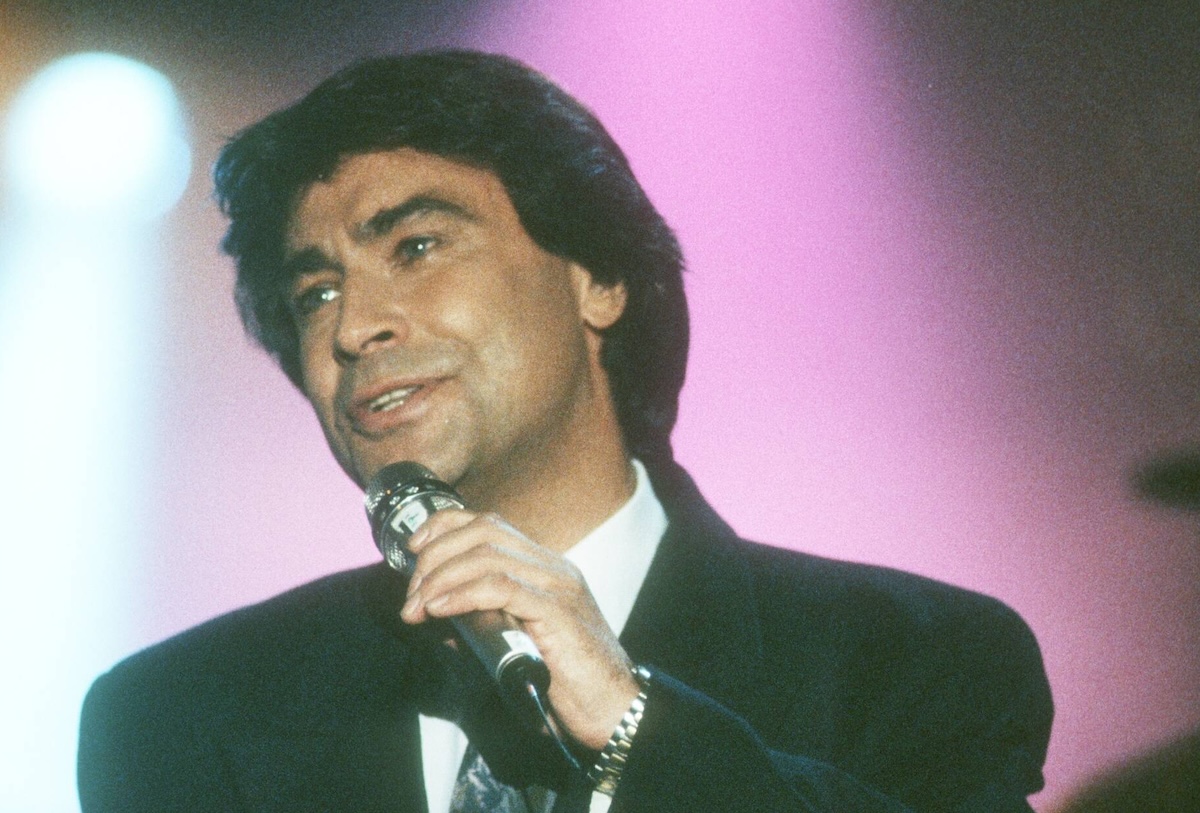 Bildnummer: 56809686 Datum: 01.12.1990 Copyright: imago/teutopress Roy Black 12/90 ru Mann Musik Schlager Schauspiel TV Fernsehen dunkelhaarig seriˆs Jackett Krawatte hoch halb stehend Mikrophon haltend singend Auftritt People xns x0x 1990 hoch 56809686 Date 01 12 1990 Copyright Imago Roy Black 12 90 RU Man Music Schlager Acting TV Television dark haired seriously Jacket Tie vertical half standing Microphone holding singing Appearance Celebrities xns x0x 1990 vertical