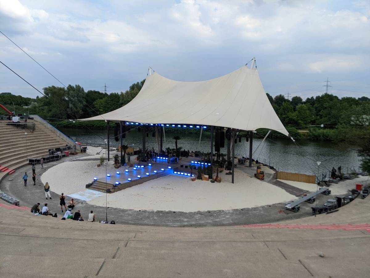 Das Amphitheater Gelsenkirchen wird für die "Schlagerstrandparty" von Florian Silbereisen vorbereitet.