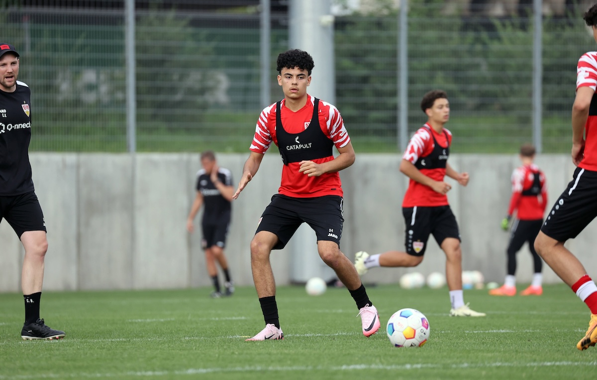 20.06.24 U17, U 17 VfB Stuttgart Training Deutschland, Stuttgart, 20.06.2024, Fussball, U17 VfB Stuttgart Training: Gabriel Bruno Zarella Sohn von S‰nger Giovanni Zarella. *** 20 06 24 U17 VfB Stuttgart Training Germany, Stuttgart, 20 06 2024, Football, U17 VfB Stuttgart Training Gabriel Bruno Zarella son of singer Giovanni Zarella