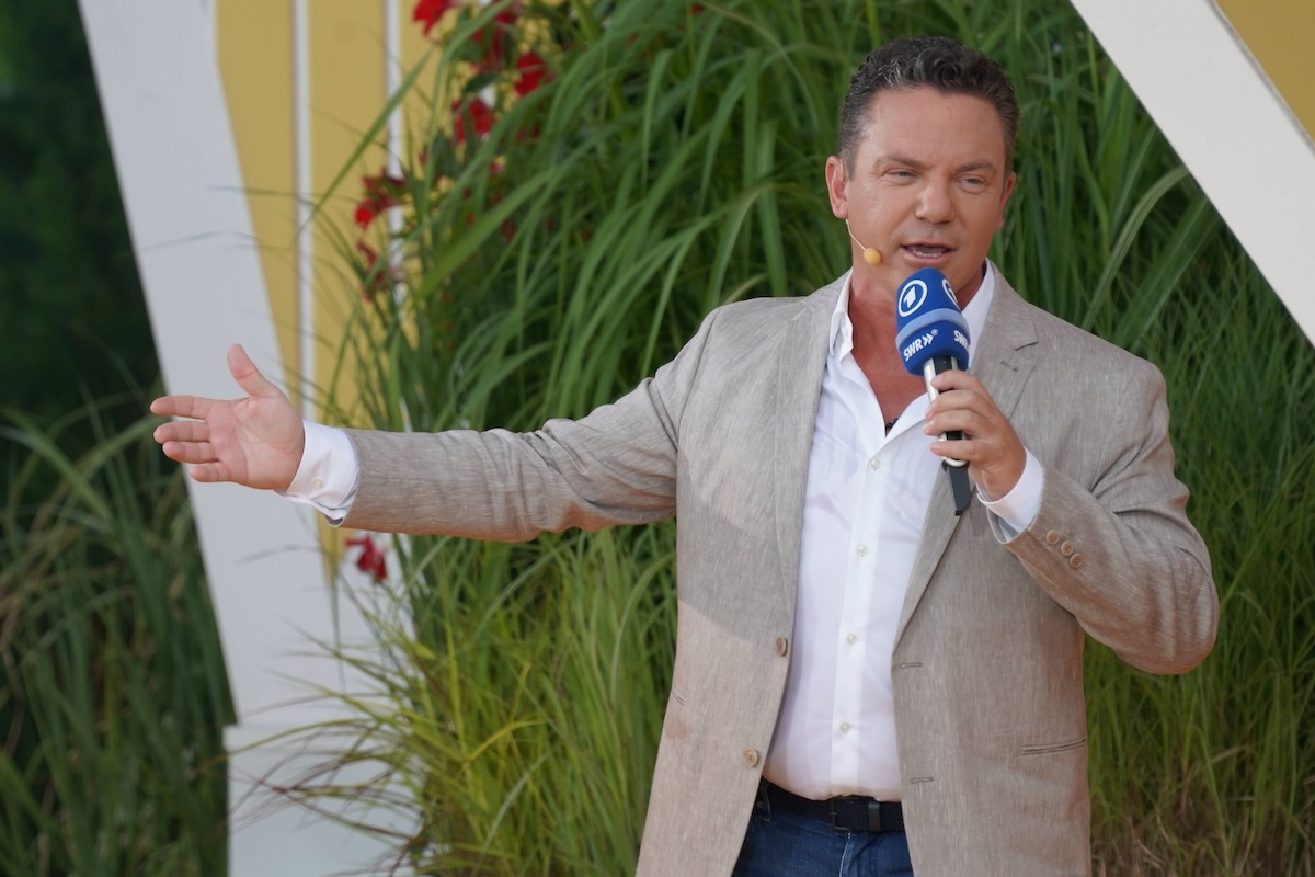 2. Staffel der ARD Live Fernsehshow Immer wieder sonntags aus der IWS Arena im Europapark. Der Moderator blick auf 20 Jahre zurueck. Stefan Mross - Immer wieder sonntags 2. Staffel der ARD Live Fernsehshow Immer wieder sonntags aus der IWS Arena im Europapark. Der Moderator blick auf 20 Jahre zurueck. , Rust, Europapark, 23.06.2024 *** 2 season of the ARD live TV show Immer wieder sonntags from the IWS Arena at Europapark The presenter looks back on 20 years Stefan Mross Immer wieder sonntags 2 season of the ARD live TV show Immer wieder sonntags from the IWS Arena at Europapark The presenter looks back on 20 years , Rust, Europapark, 23 06 2024 SP_GHR