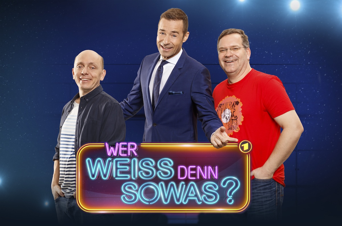 ARD WER WEISS DENN SOWAS?, Das Wissensquiz ist zurück mit 135 neuen Folgen ab dem (03.07.17), immer montags bis freitags um 18.00 Uhr im Ersten. Wer weiß denn sowas? ist zurück mit 135 brandneuen Folgen. Auch 2017 knobeln und raten Superhirn Bernhard Hoëcker und Quizmaster Elton mit ihren prominent besetzten Teams um die Wette. Für den fairen Wettstreit zwischen den Teams sorgt wie gewohnt der Meister der skurrilen, unglaublichen und überraschenden Fragen, Moderator Kai Pflaume. Bernhard Hoëcker (l.), Elton (r.) und Kai Pflaume (M.) mit Logo der Sendung. © ARD/Morris Mac Matzen, honorarfrei - Verwendung gemäß der AGB im engen inhaltlichen, redaktionellen Zusammenhang mit genannter ARD-Sendung bei Nennung "Bild:ARD/Morris Mac Matzen (S2). ARD Programmdirektion/Bildredaktion, Tel. 089/5900 23879, Fax 089/5501259, mail bildredaktion@daserste.de Weiterer Text über ots und www.presseportal.de/nr/6694 / Die Verwendung dieses Bildes ist für redaktionelle Zwecke honorarfrei. Veröffentlichung bitte unter Quellenangabe: "obs/ARD Das Erste/ARD/Morris Mac Matzen"