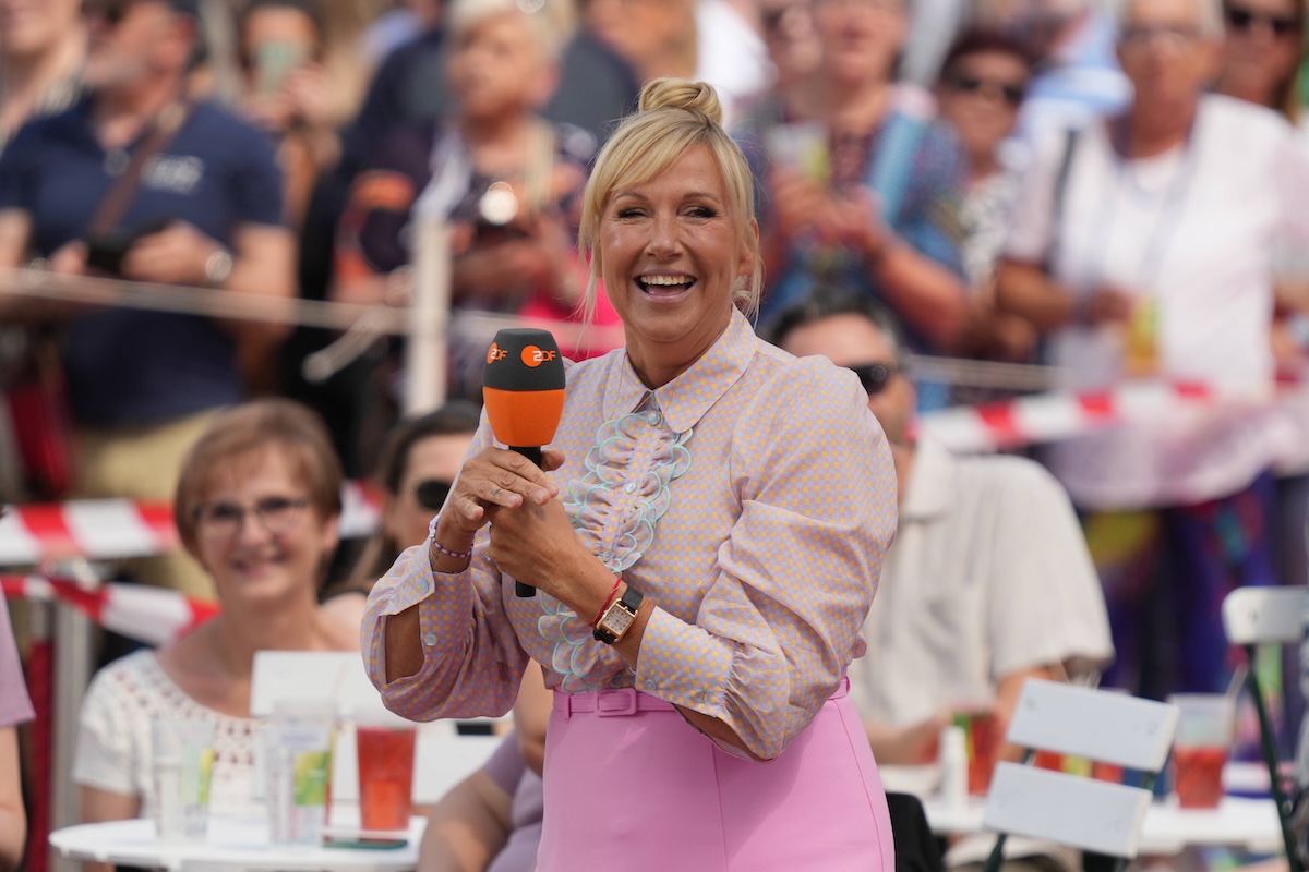 ZDF - Fernsehgarten. Moderatorin Andrea Kiwi Kiewel in der Unterhaltungsshow ZDF Fernsehgarten am 09.06.2024 in Mainz. Mainz ZDF - Fernsehgarten Rheinland-Pfalz *** ZDF Fernsehgarten presenter Andrea Kiwi Kiewel in the entertainment show ZDF Fernsehgarten on 09 06 2024 in Mainz Mainz ZDF Fernsehgarten Rheinland Pfalz