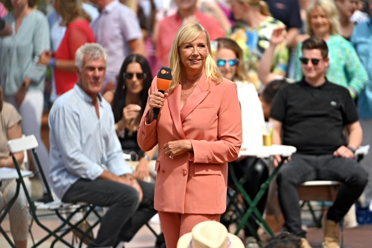 ZDF - Fernsehgarten. Moderatorin Andrea Kiwi Kiewel w‰hrend der ZDF - Unterhaltungsshow Fernsehgarten am 26.05.2024 in Mainz. 20240526MWI141702 *** ZDF Fernsehgarten presenter Andrea Kiwi Kiewel during the ZDF entertainment show Fernsehgarten on 26 05 2024 in Mainz 20240526MWI141702