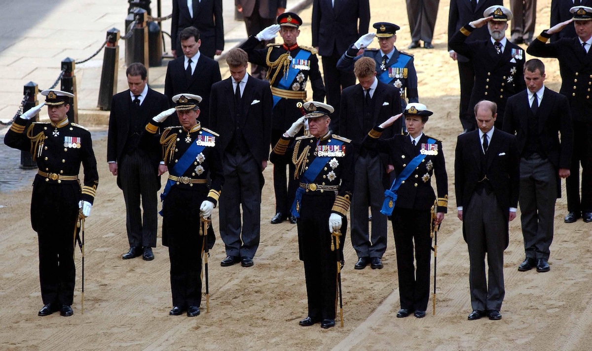 QUEEN MOTHER S PROCESSION The ceremonial procession taking the coffin of HM Queen Elizabeth The Queen Mother from the Queen s Chapel, St James Palace to her Lying-in-State at Westminster Hall COMPULSORY CREDIT: UPPA/Photoshot Photo UC 019100_D 05.04 QUEEN MOTHER S PROCESSION The ceremonial procession taking the coffin of HM Queen Elizabeth The Queen Mother from the Queen s Chapel, St James Palace to her Lying-in-State at Westminster Hall COMPULSORY CREDIT: UPPA/Photoshot Photo UC 019100_D 05.04.2002, Credit:Photoshot / Avalon United Kingdom PUBLICATIONxNOTxINxUKxFRAxUSA Copyright: xPhotoshotx/xAvalonx 0502727037