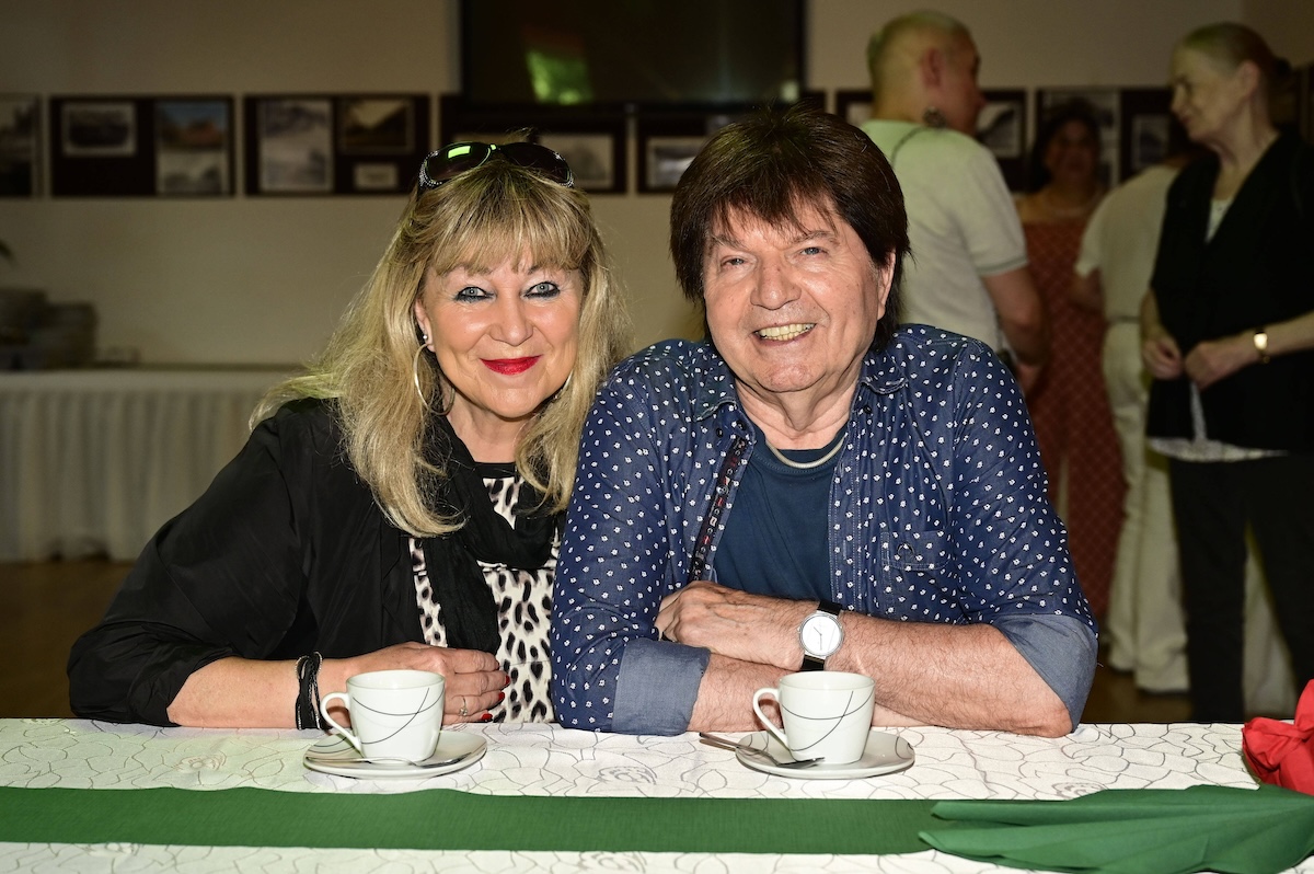 Uwe Jensen mit seiner Verlobten Marietta Behrendt bei der Trauerfeier f¸r die am 24. Mai 2024 verstorbene Angela Gentzmer im Stadttheater Kˆpenick. 27.06.2024 *** Uwe Jensen with his fiancÈe Marietta Behrendt at the funeral service for Angela Gentzmer, who died on May 24, 2024 at the Kˆpenick Municipal Theater 27 06 2024 Foto:xM.xWehnertx/xFuturexImagex gentzmer_4615