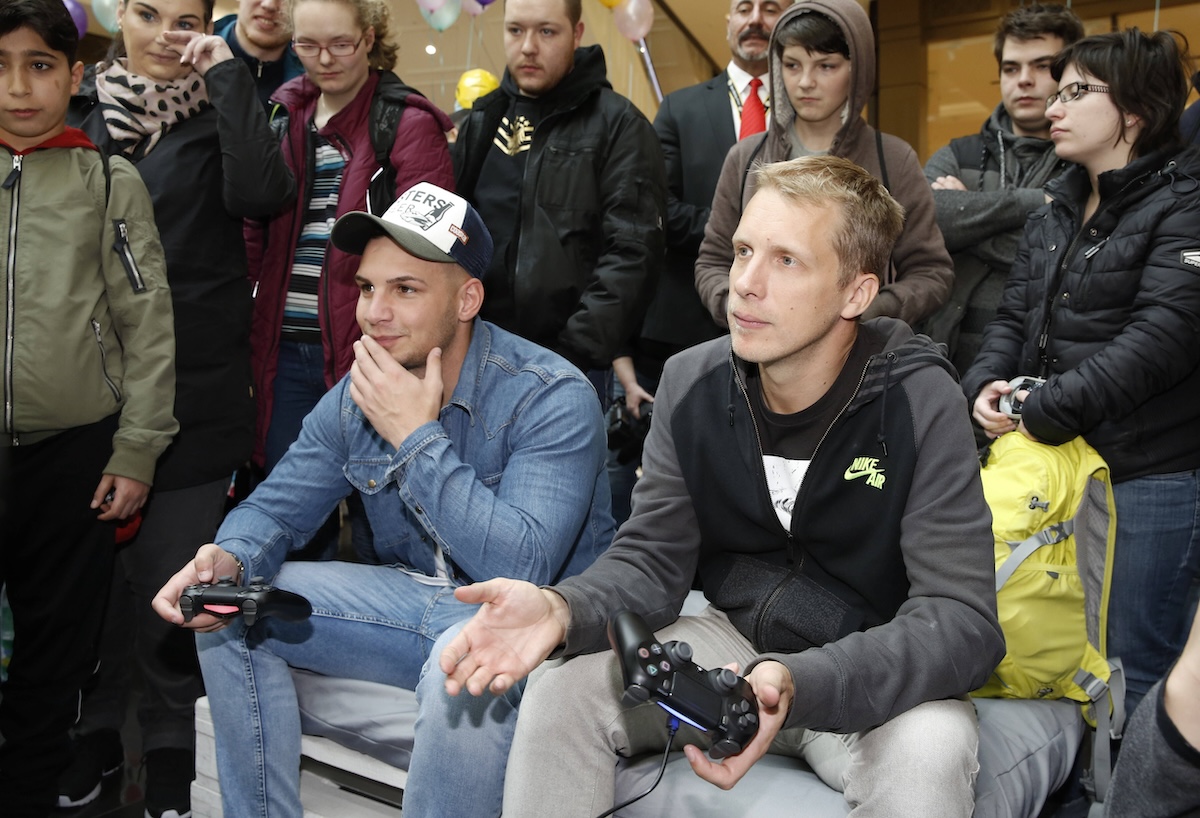 Pietro Lombardi und Oliver Pocher spielen am Computer / Lass uns lachen -Tag am 18. M‰rz 2017 in der Mall of Berlin / *** Pietro Lombardi and Oliver Pocher Play on Computer Let us laugh Day on 18 March 2017 in the Mall of Berlin Copyright: x