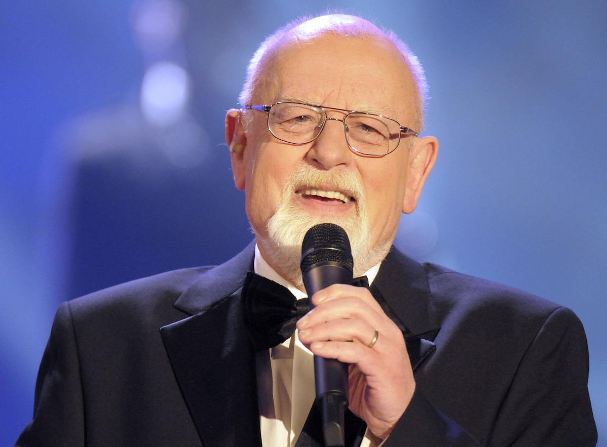 Roger Whittaker singt ein Medley seiner Hits am Samstag, 12. Jan. 2007, waehrend der Generalprobe zur Fernsehshow Die Krone der Volksmusik in Chemnitz. In der Livesendundung wurden die musikalischen Sieger und Superstars der volkstuemlichen Musikszene des Jahres 2007 praesentiert. (/Eckehard Schulz) ---- British singer Roger Whittaker performs a medley of his German songs during the dress rehearsal of a German folg music TV show in Chemnitz, Germany, Saturday, Jan. 12, 2007. (/Eckehard Schulz) Chemnitz DEU *** Roger Whittaker sings a medley of his hits on Saturday 12 Jan 2007 during the dress rehearsal for the television show The Crown of Folk Music in Chemnitz In the live broadcast the musical winners and superstars of the folk music scene of the Eckehard Schulz British singer Roger Whittaker performs a med