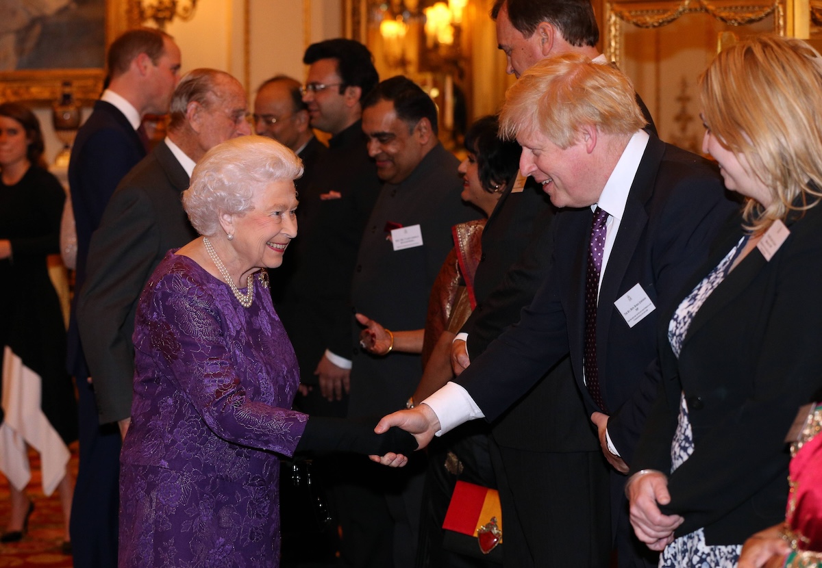 Bilder des Tages . 27/02/2017. London, United Kingdom. Queen Elizabeth II greets Foreign Secretary Boris Johnson at a reception to mark the launch of the UK-India Year of Culture 2017 at Buckingham Palace in London. PUBLICATIONxINxGERxSUIxAUTxHUNxONLY xROTAx/xi-Imagesx IIM-14522-0022 Images the Day 27 02 2017 London United Kingdom Queen Elizabeth II greets Foreign Secretary Boris Johnson AT a Reception to Mark The Launch of The UK India Year of Culture 2017 AT Buckingham Palace in London PUBLICATIONxINxGERxSUIxAUTxHUNxONLY xROTAx Xi Imagesx iim 14522 0022