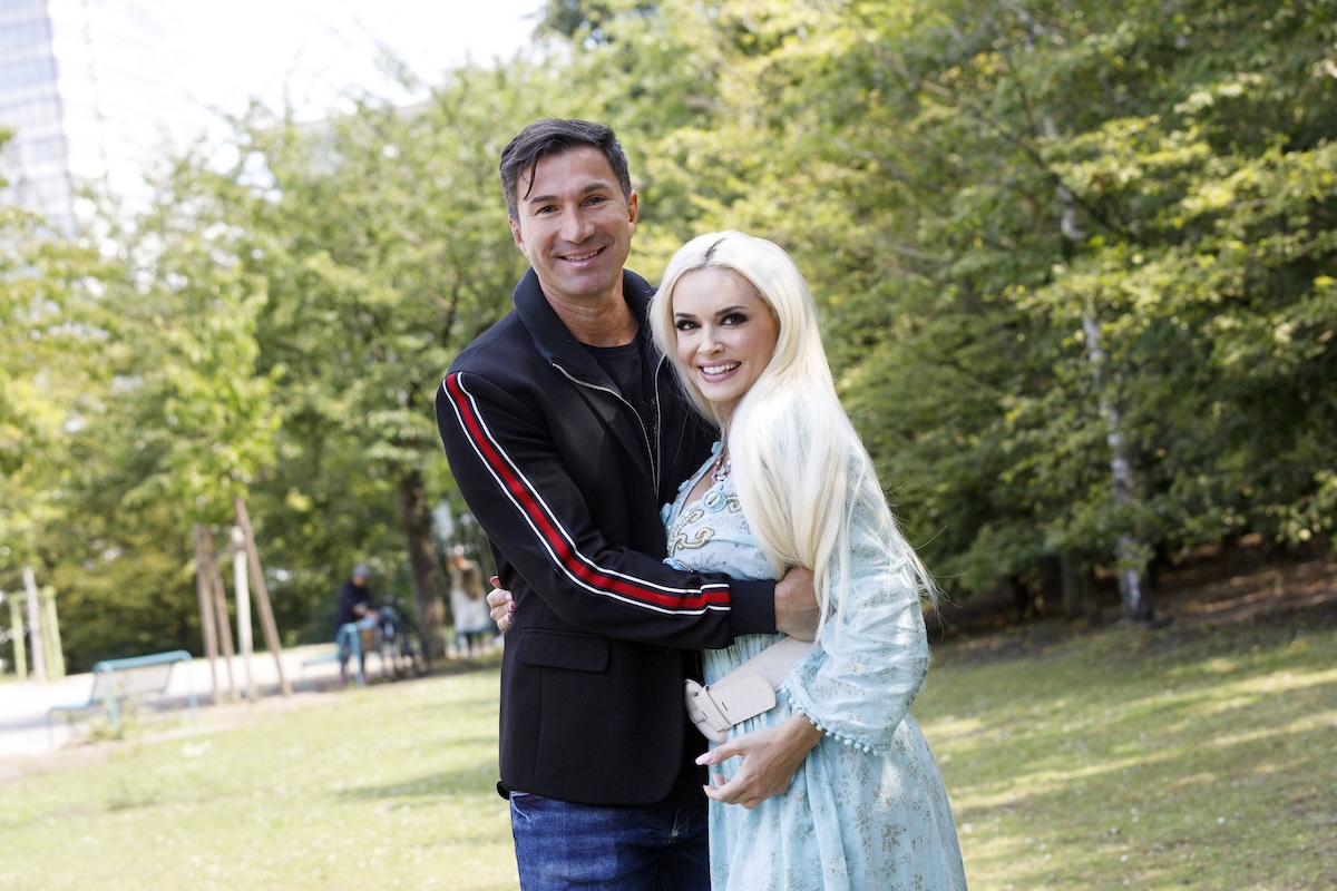 Daniela Katzenberger mit Ehemann Lucas Cordalis beim Fototermin zur der Pr‰sentation ihres neuen Buches Die Mutti-Mafia - kann mich mal... gernhaben auf dem Spielplatz Mediapark. Kˆln, 13.07.202 *** Daniela Katzenberger with her husband Lucas Cordalis at the photo session for the presentation of her new book Die Mutti Mafia kann mich mal gernhaben haben on the playground Mediapark Kˆln, 13 07 202 Foto:xC.xHardtx/xFuturexImage