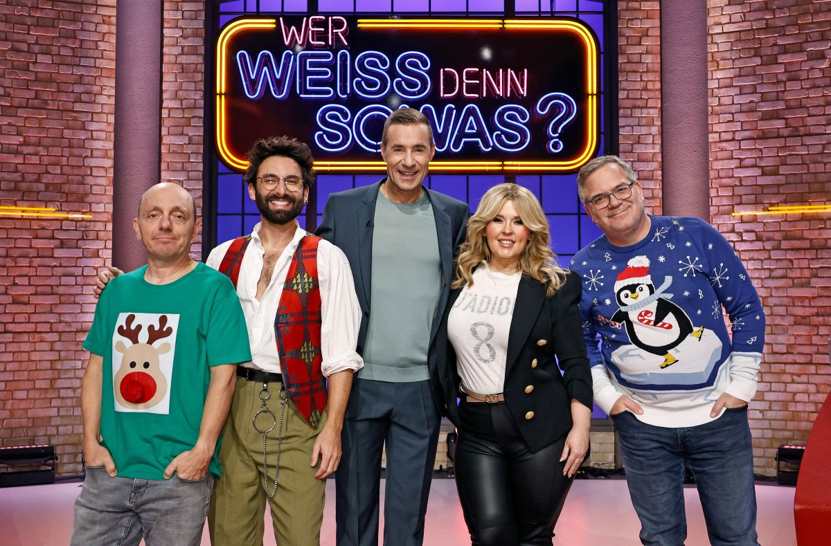 ARD WER WEISS DENN SOWAS? FOLGE 1221, "Tom Neuwirth und Maite Kelly", am Donnerstag (19.12.24) um 18:00 Uhr im ERSTEN. Moderator Kai Pflaume (M.) und seine Rateteam-Kapitäne Bernhard Hoëcker (l.) und Elton (r.) begrüßen in dieser Sendung den Sänger Tom Neuwirth (2.v.l.), auch bekannt als ‚Conchita Wurst‘ und die Sängerin Maite Kelly (2.v.r.).